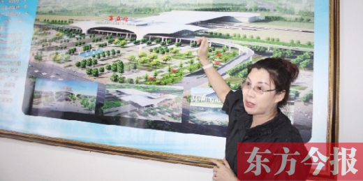 梁園區(qū)高鐵建設(shè)指揮部常務(wù)副指揮長、梁園區(qū)委副書記杜麗亞向記者介紹高鐵站效果圖