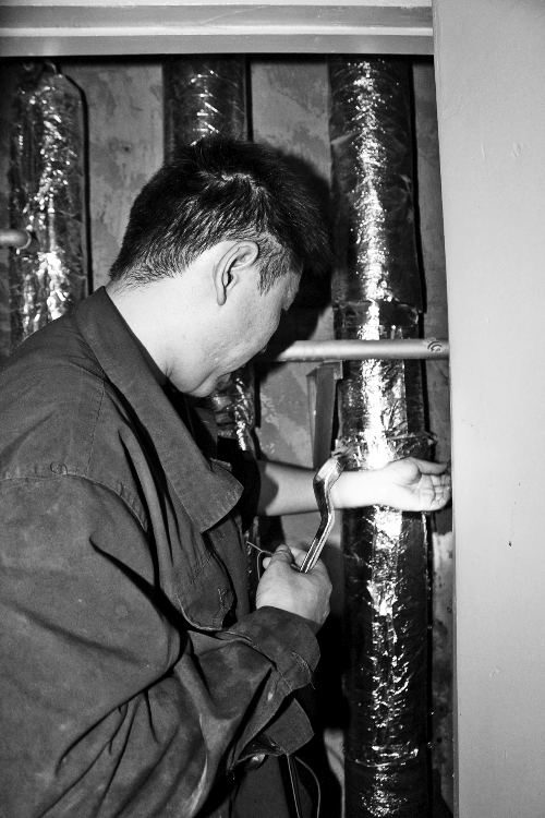 苗師傅一邊進行維修，一邊用耳機接聽市民的電話。