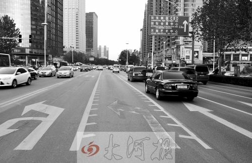 這條畫有多條短斜線的車道就是可變車道，視車流量大小而定，直行車輛多時(shí)它是一個(gè)直行車道，左轉(zhuǎn)車輛多時(shí)它