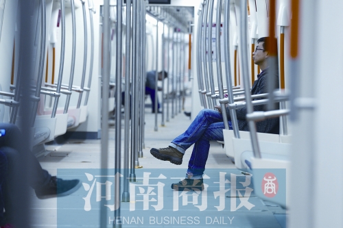 倆小時不出地鐵站，要按全程收費 王春勝/攝