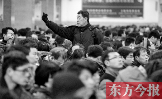 一場(chǎng)雨夾雪讓鄭州火車站的客流又增加了不少。昨天，售票大廳內(nèi)排隊(duì)購票的旅客摩肩接踵