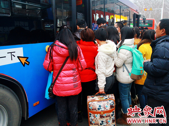 鄭州市金水路紫荊山公交樞紐站又現(xiàn)火爆場(chǎng)面。