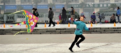 昨日,省會(huì)天氣晴好,春意盎然。上午,在綠城廣場(chǎng),一個(gè)小女孩在快樂(lè)地放風(fēng)箏。