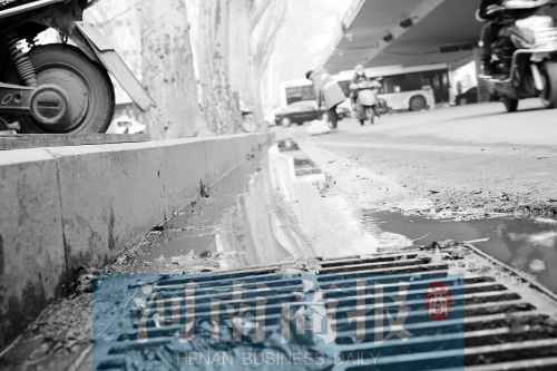 現(xiàn)場(chǎng)，污水流到了機(jī)動(dòng)車道上