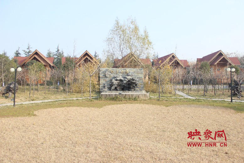 后面就是小別墅，前面是個(gè)廣場(chǎng)