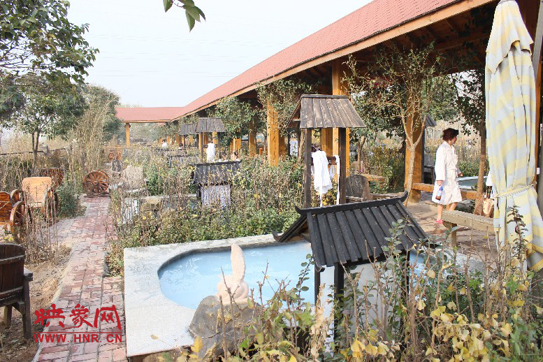 各種小溫泉池，溫度有高有低，每個(gè)池用料不同有各種功效