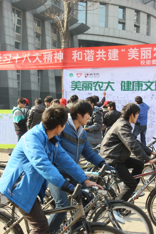 活動現(xiàn)場人流涌動，過路人群駐足觀看