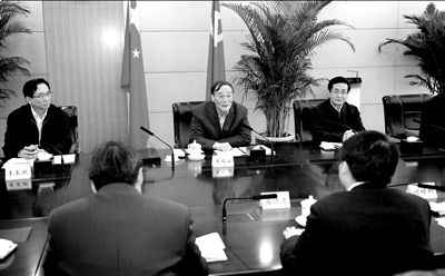 11月30日，中共中央政治局常委、中央紀委書記王岐山在北京主持召開座談會，聽取專家學者對黨風廉政建設和反腐敗工作的意見和建議。新華社發(fā)