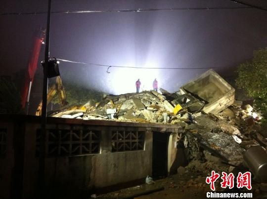 六層民房倒塌現(xiàn)場。何蔣勇　攝