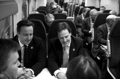 2012年1月9日，英國首相卡梅倫(左)與副首相克萊格(右)乘火車前去參加會(huì)議。