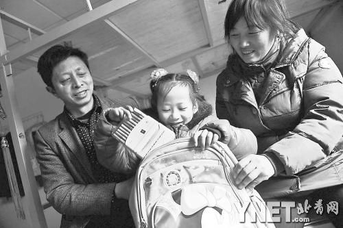 這是范勇一家在北京過得第二個春節(jié)，小女兒給記者展示習(xí)總書記送的書。