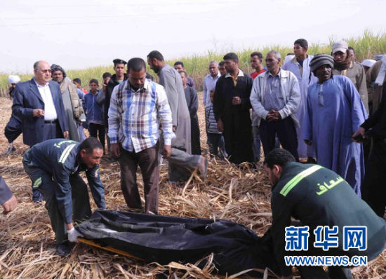 2月26日，在埃及旅游城市盧克索附近，急救人員在熱氣球事故現(xiàn)場搬運(yùn)遇難者遺體。 新華社發(fā)