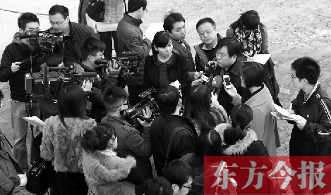 經(jīng)適房“下課”，公租房的申請、租金等備受關(guān)注，圖為鄭州市房管局規(guī)劃和住房保障處處長馮榮智被媒體記者“