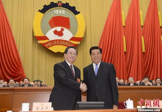 3月11日下午，全國政協(xié)十二屆一次會議在北京人民大會堂舉行第四次全體會議，俞正聲當(dāng)選政協(xié)第十二屆全國委員會主席。圖為政協(xié)第十一屆全國委員會主席賈慶林和俞正聲握手，表示祝賀。中新社發(fā) 廖攀 攝
