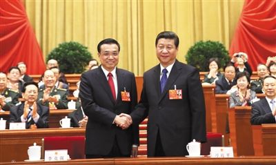 昨日，人大會(huì)議投票表決，決定李克強(qiáng)為國(guó)務(wù)院總理后，習(xí)近平和李克強(qiáng)親切握手。 新華社記者 蘭紅光 攝