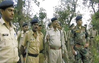 電視畫面顯示，大量警察在案發(fā)地搜查疑犯。