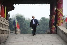 2008年10月30日清晨，吳仁寶在村中散步時(shí)從華西金塔門前走過(guò)。圖/新華社