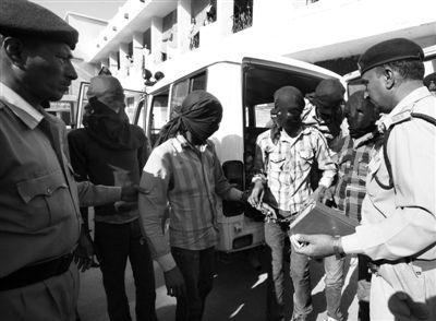 3月18日，印度中央邦，涉嫌輪奸瑞士女游客的男子被押往法庭。據(jù)悉，6名男子均面臨搶劫指控，其中4人面臨強(qiáng)奸指控。