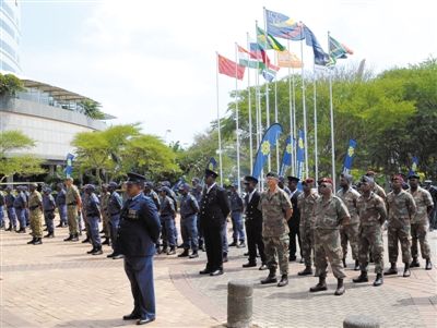 3月23日，南非警員參加德班峰會安保動員會。為確保峰會安全，南非政府從全國抽調3000名警察加強安保。 新華社發(fā)
