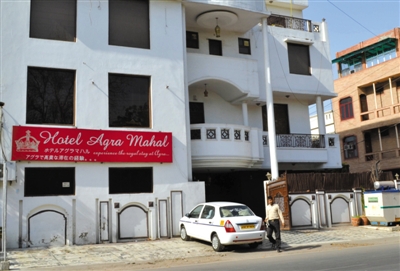 3月19日，印度北部阿格拉，一名英國女游客在旅館住店，有兩人企圖闖入她的房間，因害怕遭到強(qiáng)奸，她從旅