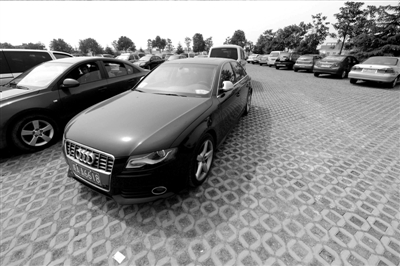 3月30日，掛有AZG(安徽政府公務(wù)的拼音縮寫）通行證的車輛停放在合肥市小蜀山公墓停車場(chǎng)內(nèi)。