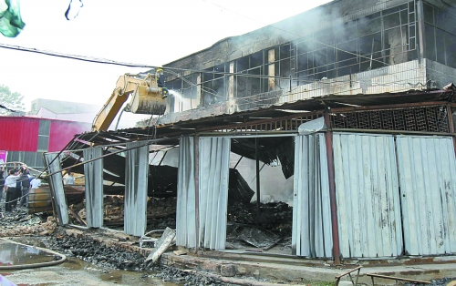 大火燒了近4個小時，中牟縣貿易區(qū)被燒得面目全非。