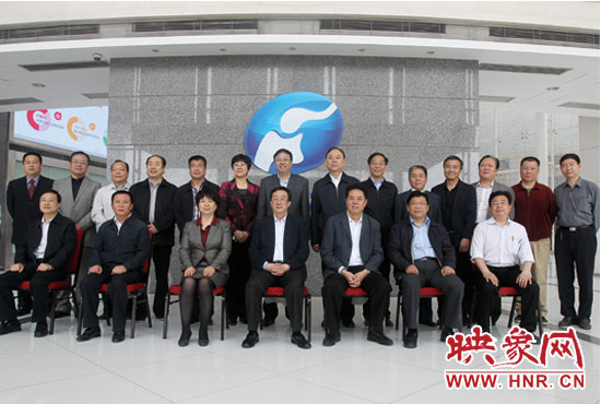 郭庚茂等省領(lǐng)導與省廣電局、河南電視臺的同志們合影