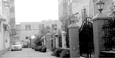 拉警戒線的地方就是高家居住的15號樓。高天峰居住在榮華小區(qū)一棟復(fù)式二層樓，三戶人家各有獨院。榮華小區(qū)一名業(yè)主供圖