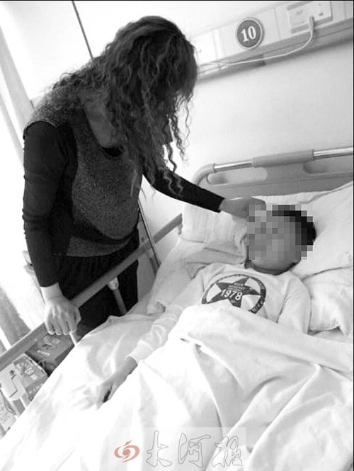 老師持掃帚打?qū)W生30分鐘 一個(gè)班20個(gè)同學(xué)被打過