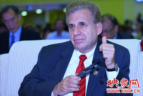 聽到關(guān)于鄭州航空港經(jīng)濟綜合實驗區(qū)的介紹，約翰.卡薩達博士豎起了大拇指