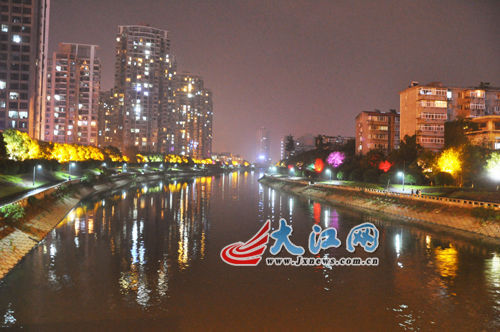 夜幕下的玉帶河，風(fēng)景很好，但是臭氣熏天。