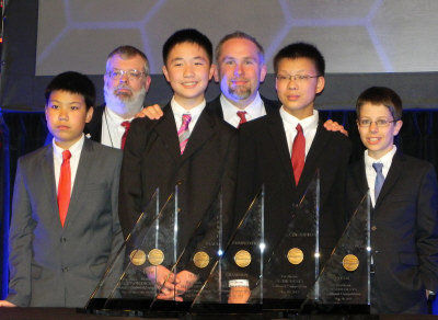 孫嘯秋(右二)與獲得團(tuán)體組冠軍的隊友任昊淼(前左一)、林浩然(前左二)、Matthew Lipman