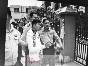 吳強(qiáng)指認(rèn)現(xiàn)場(翻拍),他是高胖雇用的殺手之一。