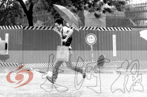 鄭州經(jīng)三路與北環(huán)交叉口處，積水較深，行人們不得不“練輕功”。 記者 白周峰 攝影