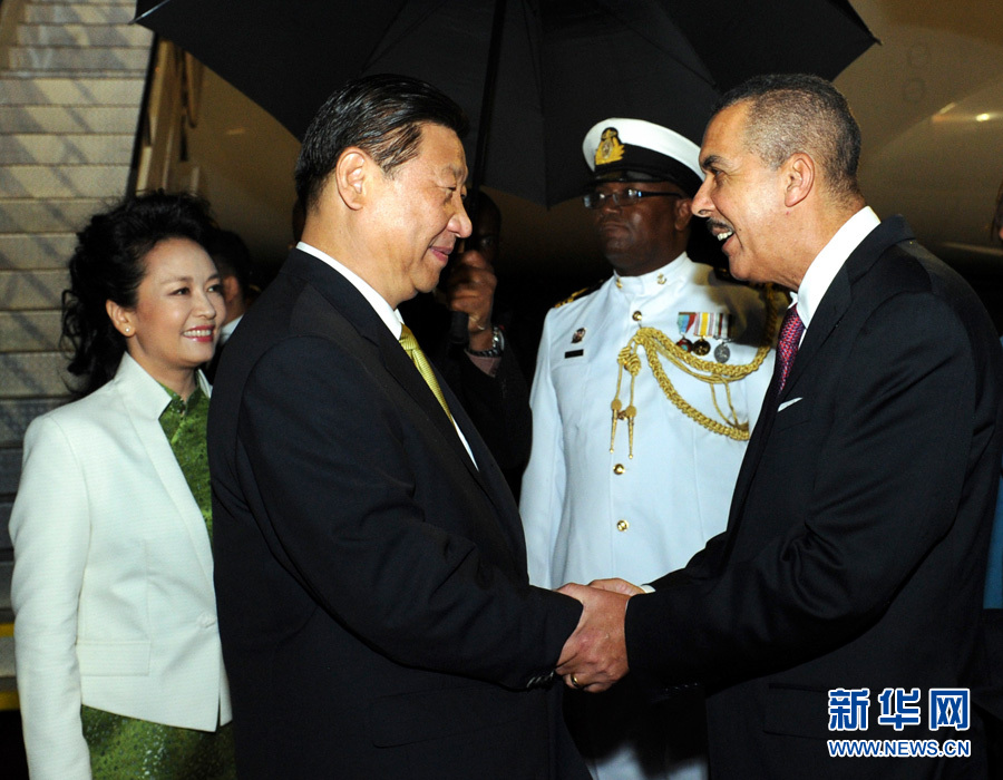 特立尼達(dá)和多巴哥總統(tǒng)卡莫納夫婦、總理比塞薩爾等到機(jī)場(chǎng)迎接習(xí)近平和夫人彭麗媛。饒愛(ài)民 攝