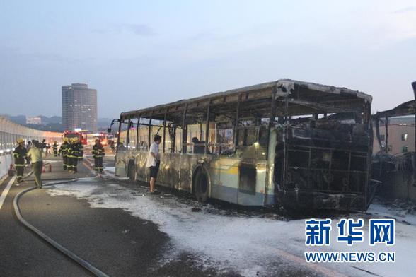 　　這是6月7日拍攝的廈門高架路上的快速公交起火事故現(xiàn)場(chǎng)。新華社發(fā)