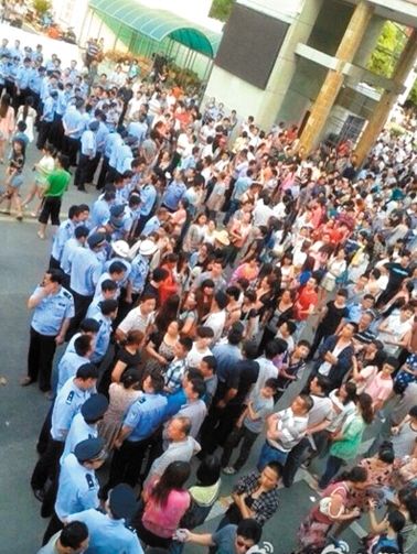 　考生家長圍堵在考點門口。 網(wǎng)絡截圖