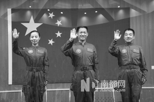 神舟十號航天員王亞平(左)、聶海勝(中)、張曉光(右)。 新華社發(fā)