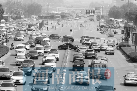 花園路封道施工，通行不暢 王春勝/攝