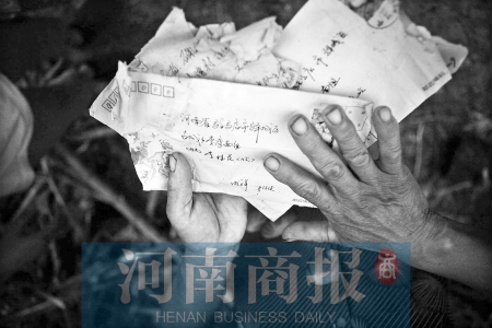 兒子寫來的每一封信，母親都小心翼翼地保管著