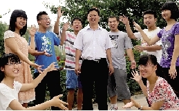 同學(xué)們用手臂連成光環(huán)，把班主任老師圍起來(lái)，表達(dá)對(duì)他的敬意和謝意。