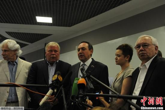 據外媒報道，美國“棱鏡”監(jiān)控計劃泄密者愛德華·斯諾登于莫斯科時間7月12日在莫斯科謝列梅捷沃機場與多家人權機構代表人士舉行會談。圖為參加會談的人權代表接受媒體采訪。