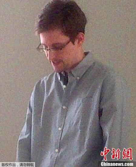 據外媒報道，美國“棱鏡”監(jiān)控計劃泄密者愛德華·斯諾登于莫斯科時間7月12日在莫斯科謝列梅捷沃機場與多