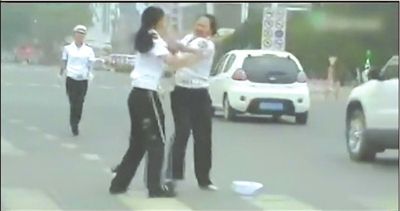 兩名“女交警”馬路中央廝打。圖/東方IC