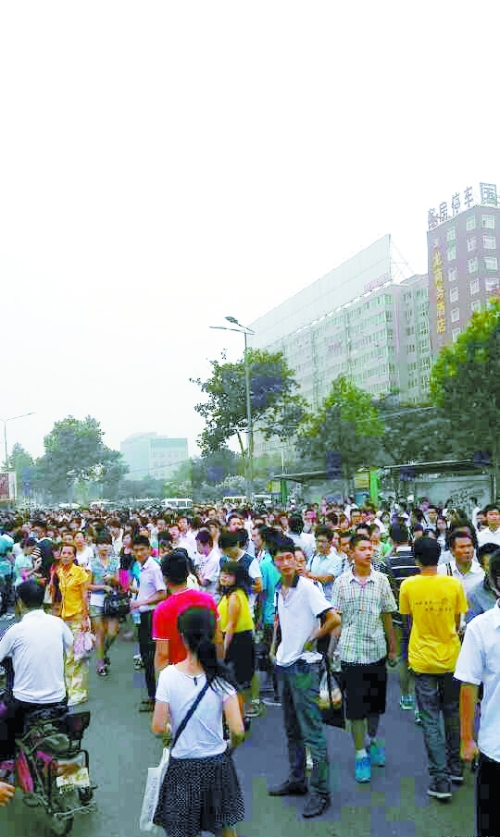 　早高峰等公交，場面蔚為壯觀（網(wǎng)友供圖）。