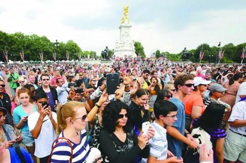 7月23日，在英國倫敦白金漢宮外，民眾們爭相閱讀“王室寶寶”出生的正式公告。