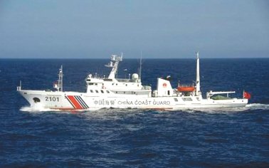 24日在釣魚島附近海域巡航的中國海警船。