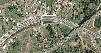 事發(fā)地的急轉(zhuǎn)彎道。以下是監(jiān)控視頻截圖。