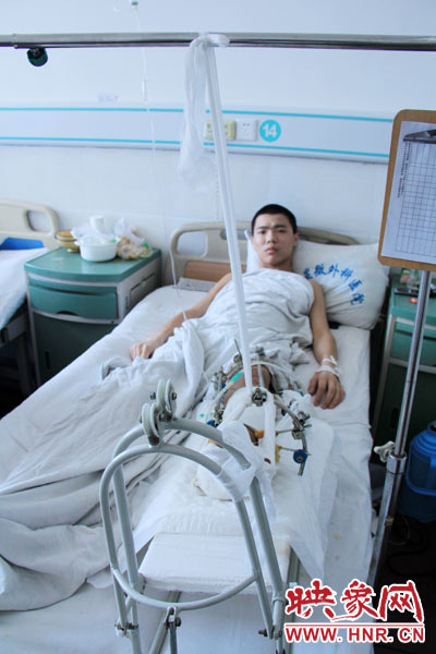 “如果有人肯幫我出4萬元的醫(yī)藥費(fèi)，我愿意為他免費(fèi)工作3年，多苦多累都行?！?月26日，躺在病床里上的