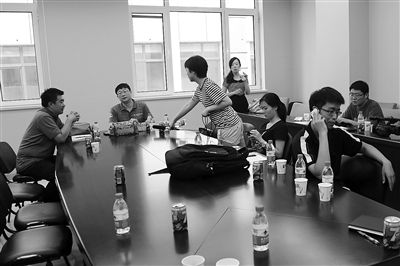 昨日，什剎海街道辦事處第四會議室，“什剎海女童練攤父親被打”事件的通氣會現(xiàn)場。